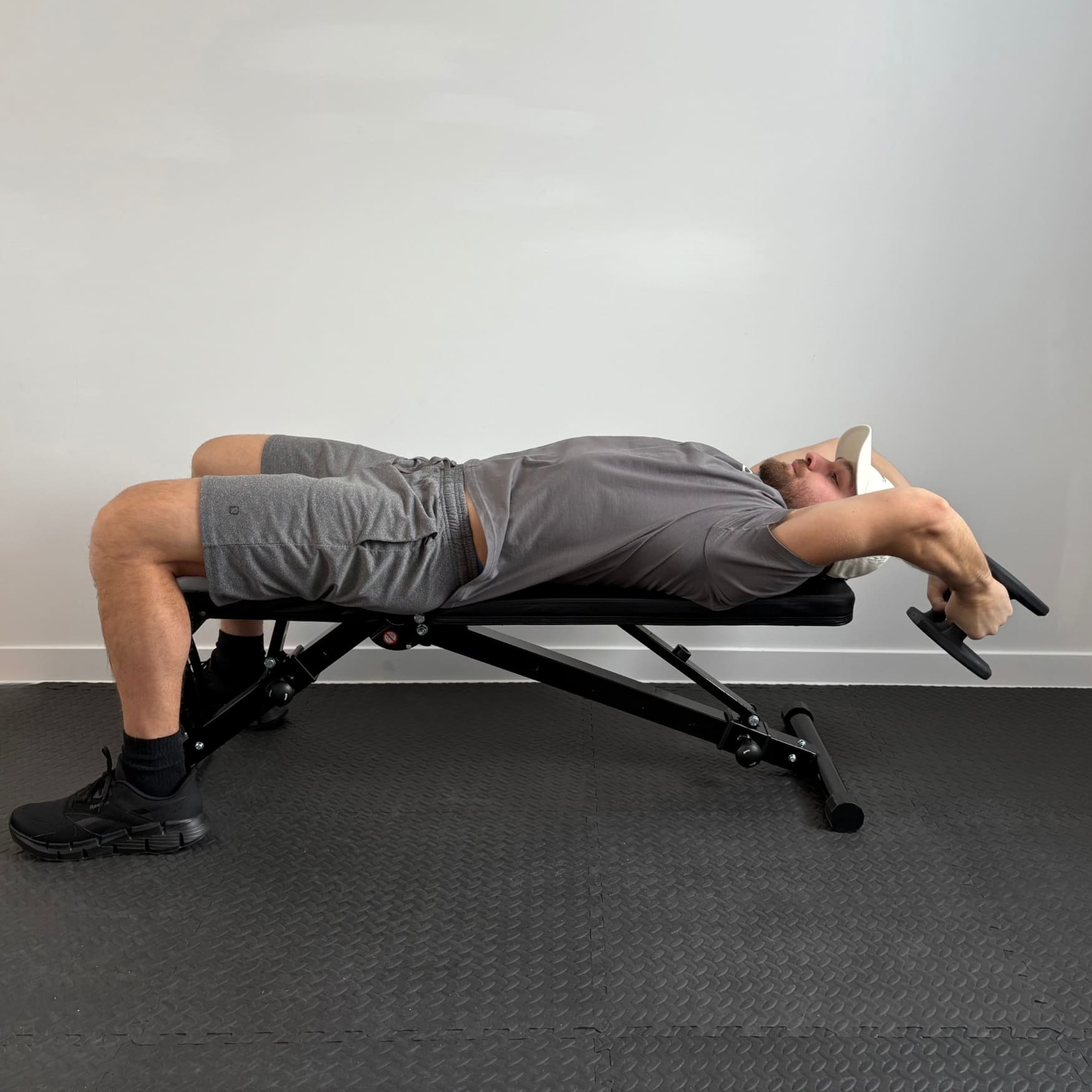 Homme faisant des Pullover avec Haltères Duhamel