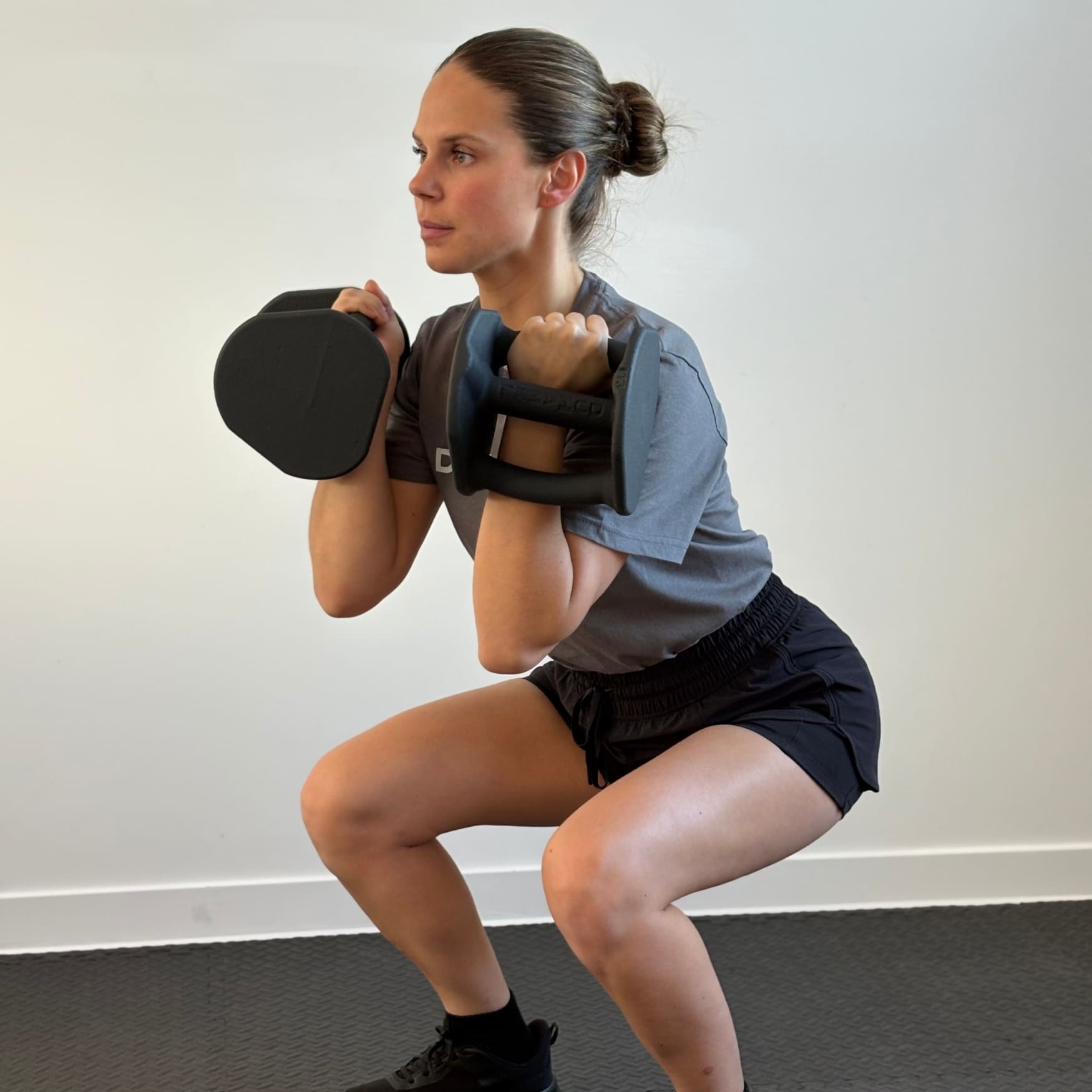 Femme faisant des Clean and Squat avec Haltères Duhamel