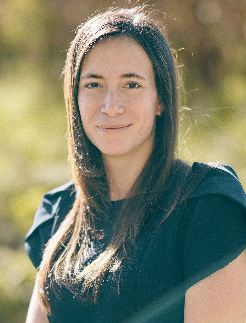 Josée-Anne Potvin, CPA auditrice et directrice de certification, souriante à l’extérieur, par une journée ensoleillée.