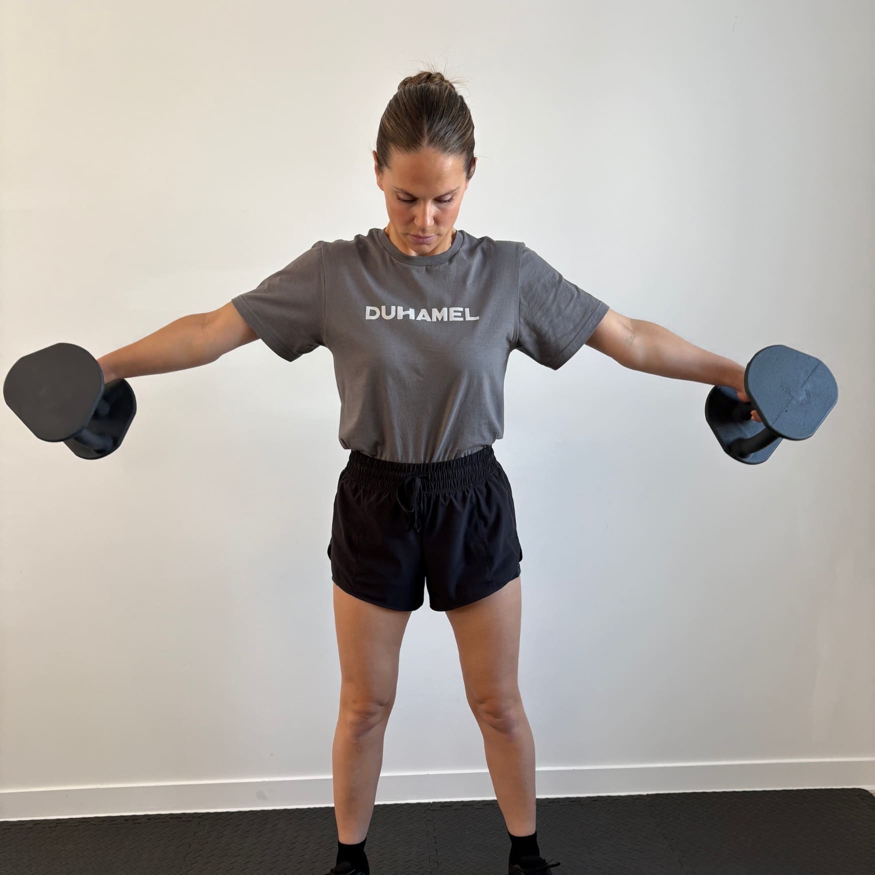 Femme faisant des Lateral Raise avec Haltères Duhamel