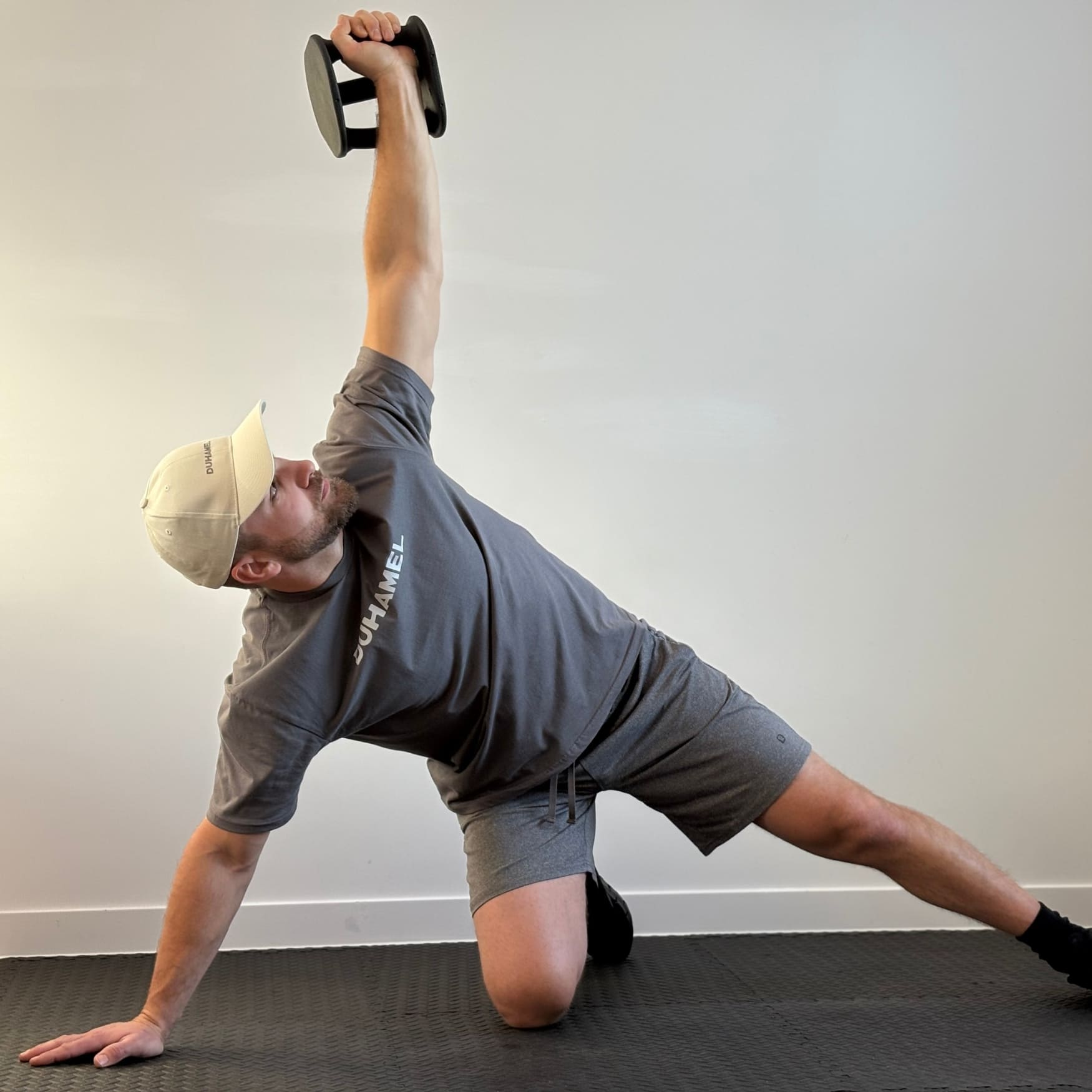 Homme faisant des Turkish Get-Up avec Haltères Duhamel