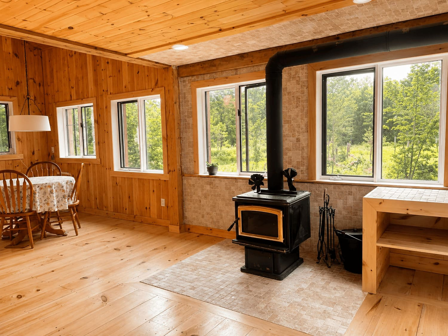 Salon de La Grande Ourse avec foyer au bois, dans l’aire ouverte
