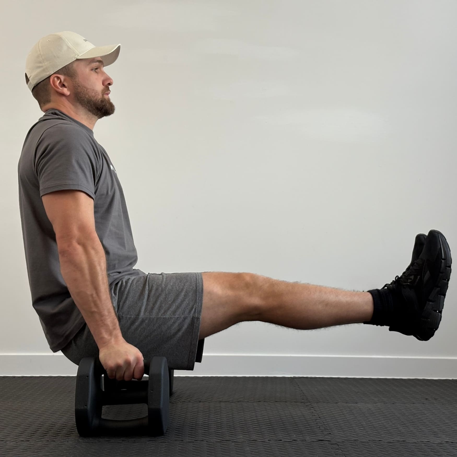 Homme faisant des L-Sit avec Haltères Duhamel