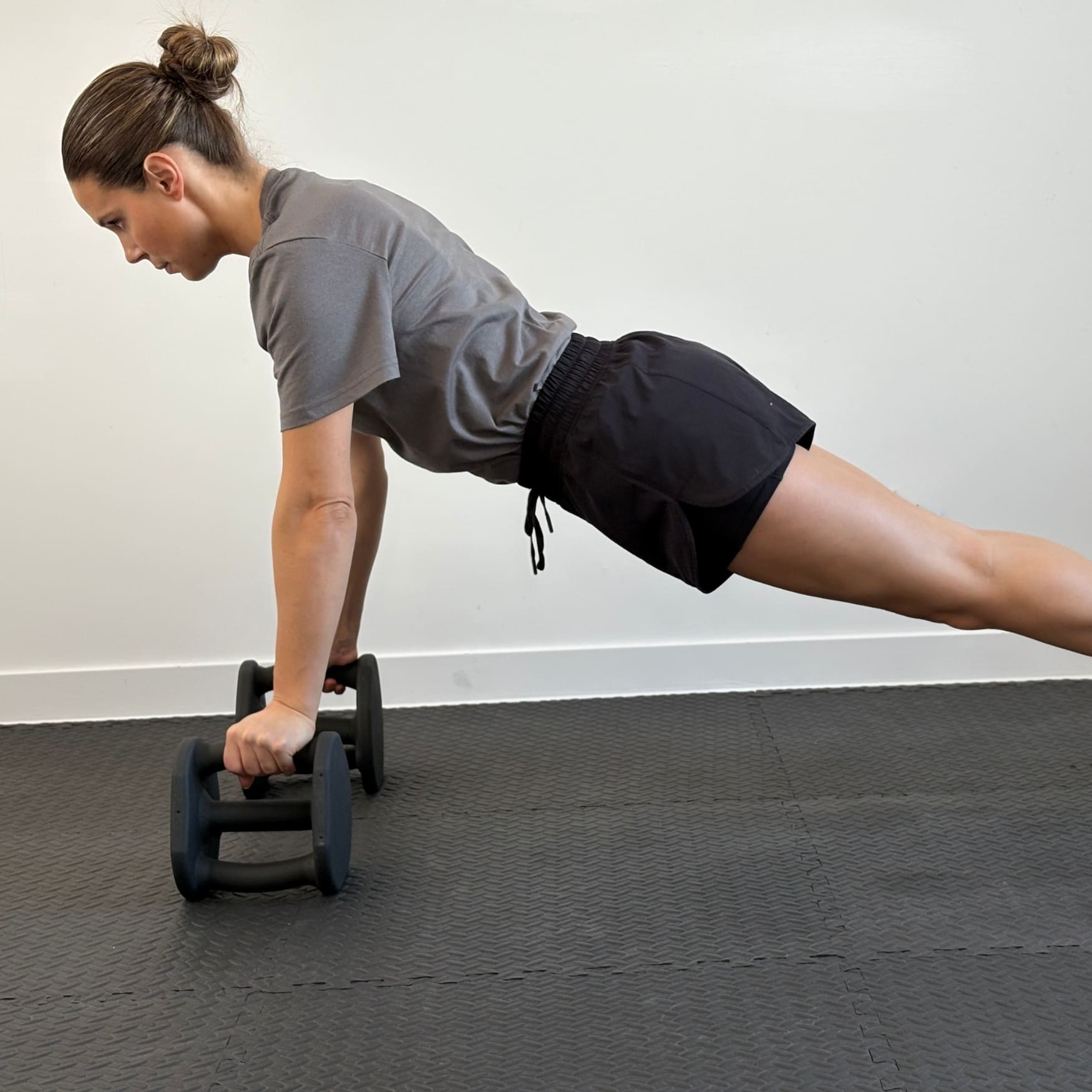 Femme faisant des Push-Up avec Haltères Duhamel