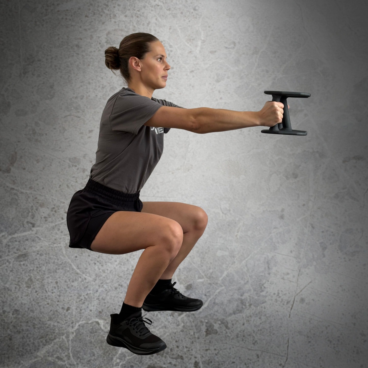 Femme faisant des Extended Goblet Squat avec Haltères Duhamel