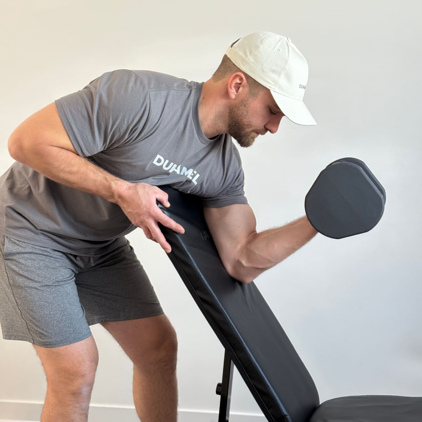 Homme faisant des Curl avec Haltères Duhamel