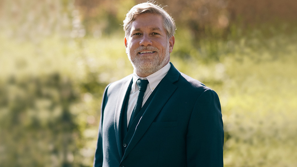 Martin Bohémier, CPA auditeur et associé, souriant à l’extérieur, par une journée ensoleillée.