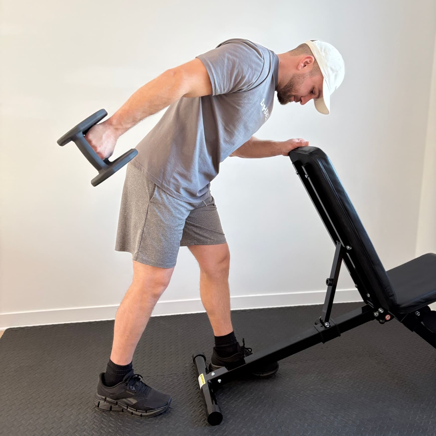 Homme faisant des Triceps Extension avec Haltères Duhamel