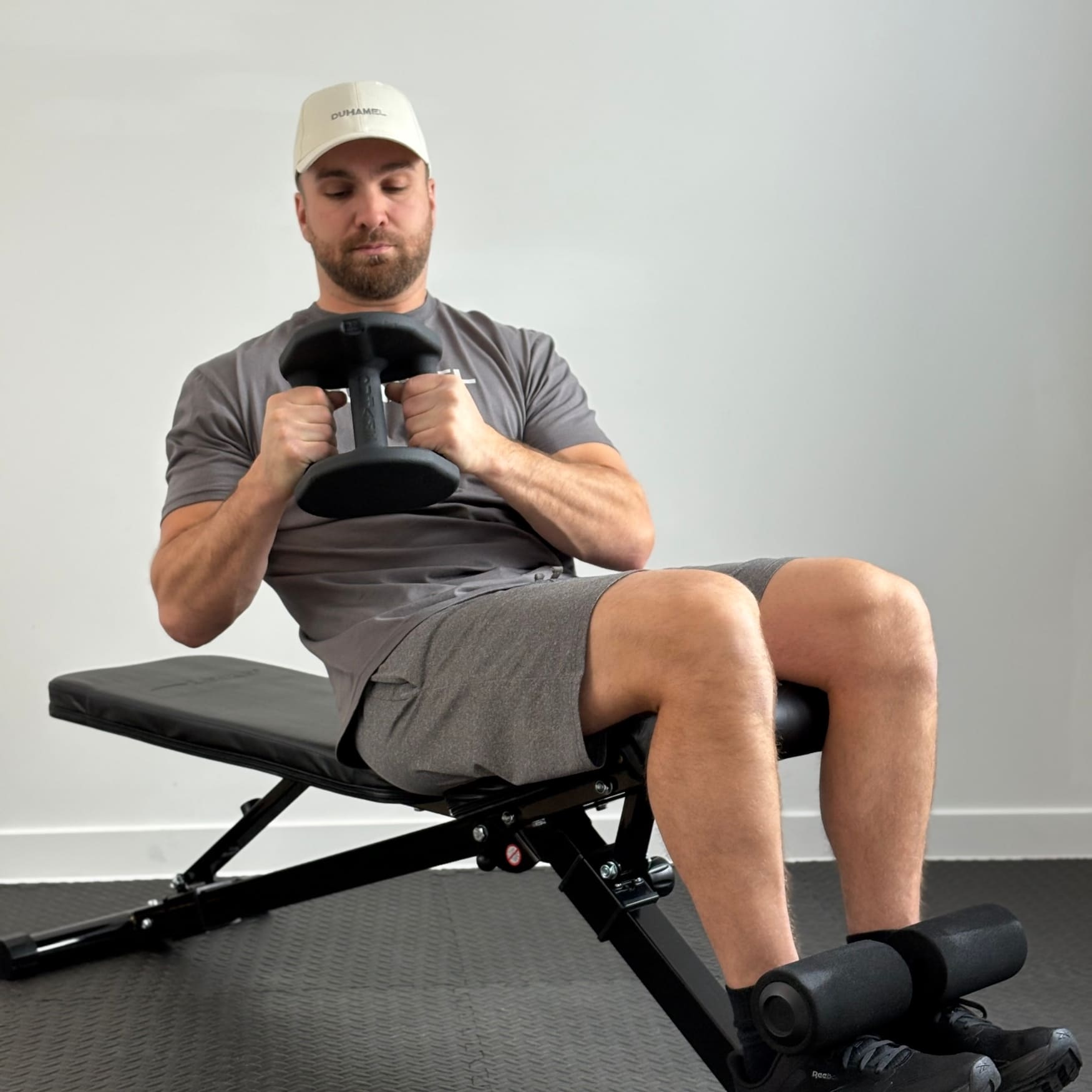 Homme faisant des Sit-Up avec Haltères Duhamel