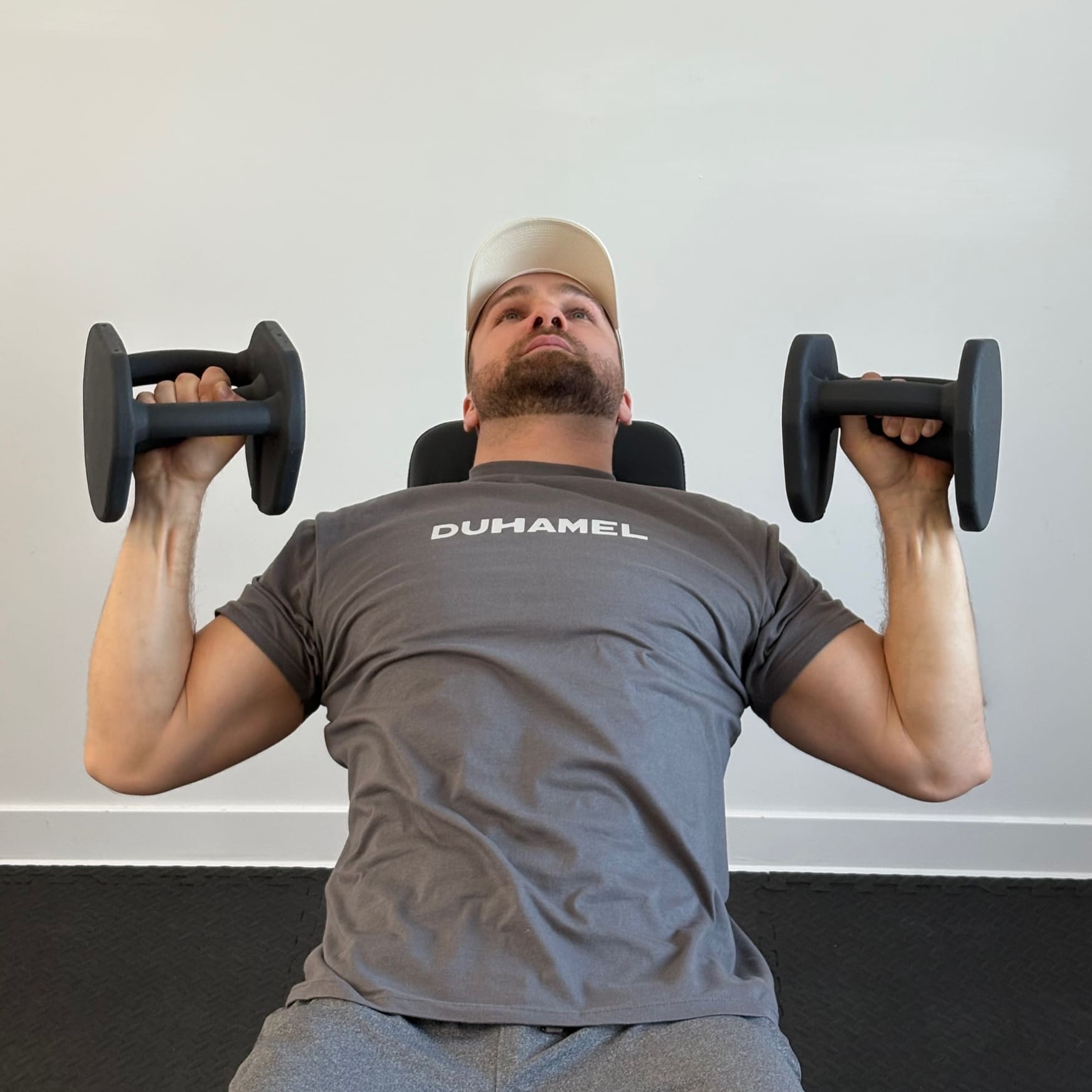 Homme faisant des Bench Press avec Haltères Duhamel