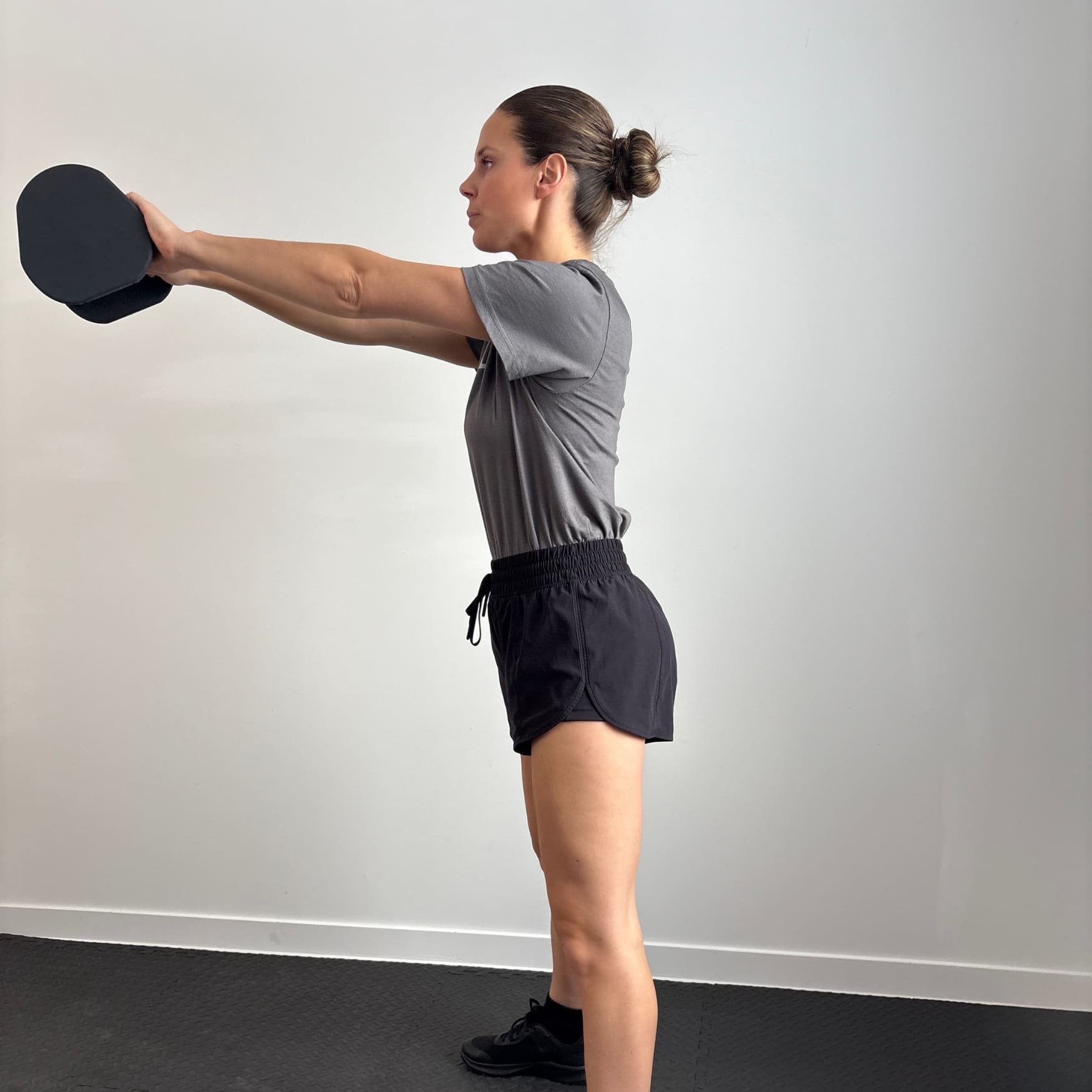 Femme faisant des Kettlebell Swing avec Haltères Duhamel