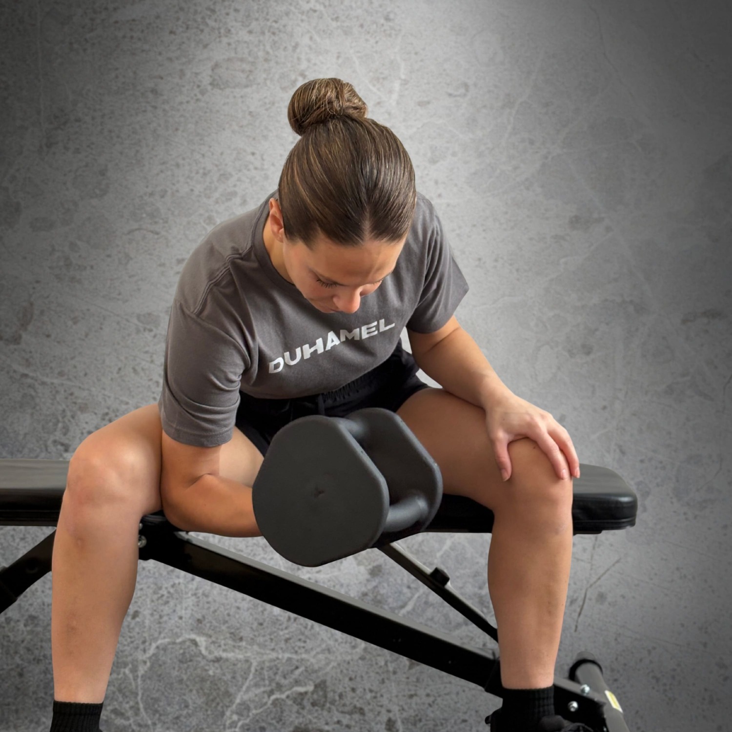 Femme faisant des Concentration Curl avec Haltères Duhamel