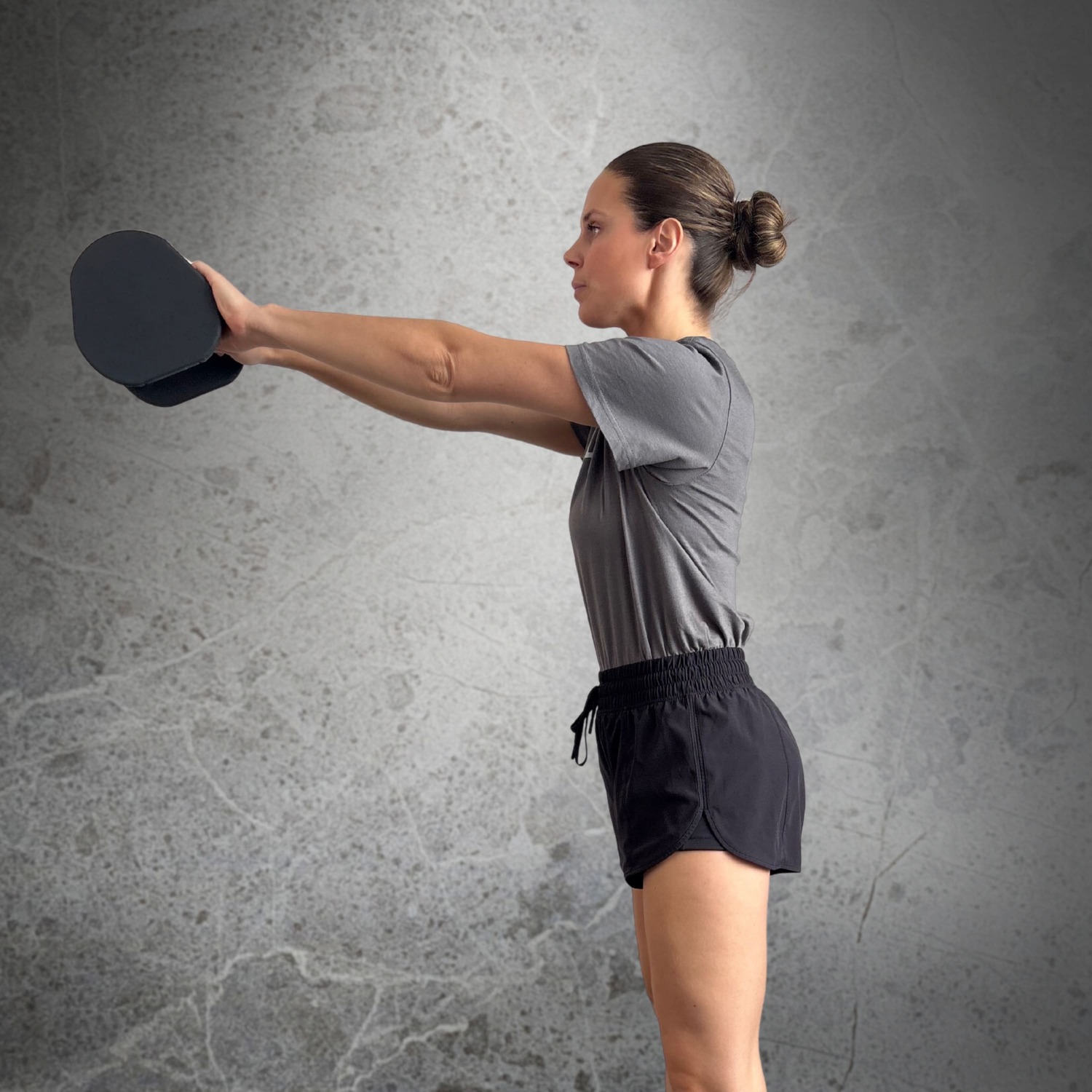 Femme faisant des Kettlebell Swing avec Haltères Duhamel