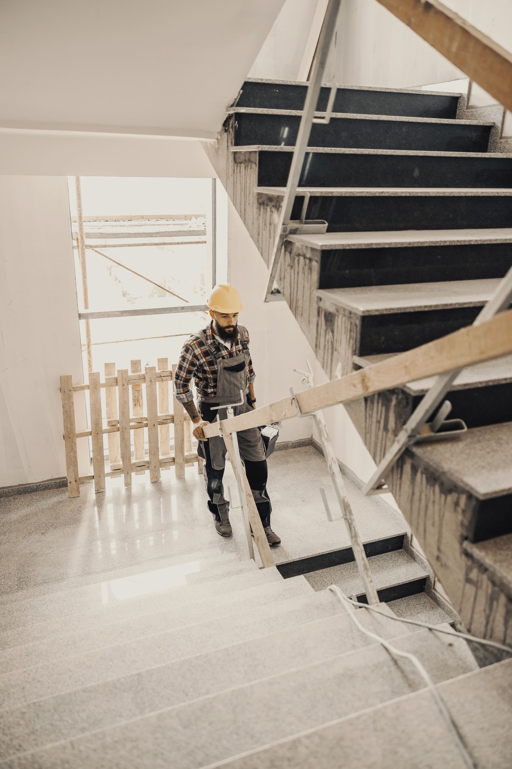 Équipe installateur escaliers et planchers