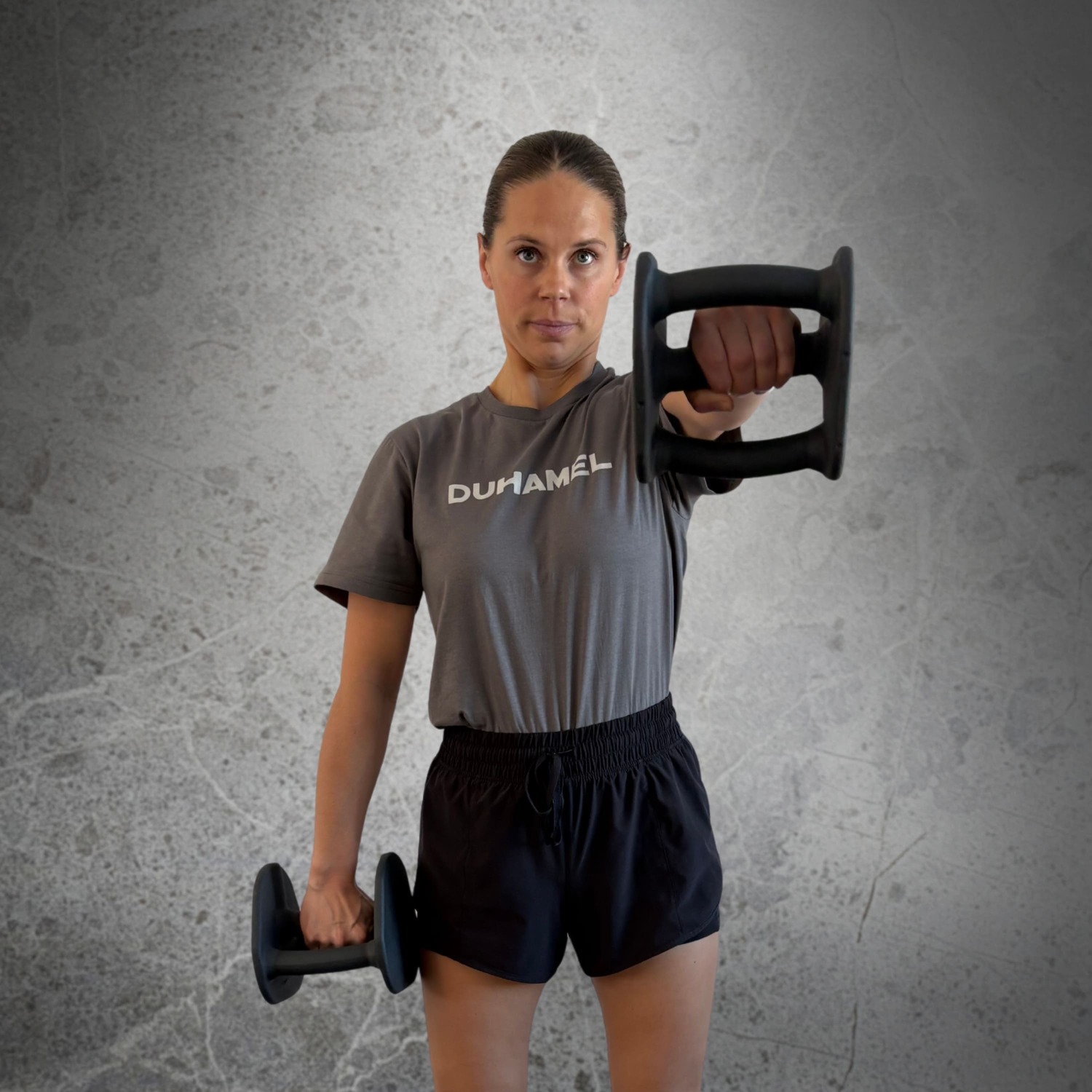 Femme faisant des Front Raise avec Haltères Duhamel