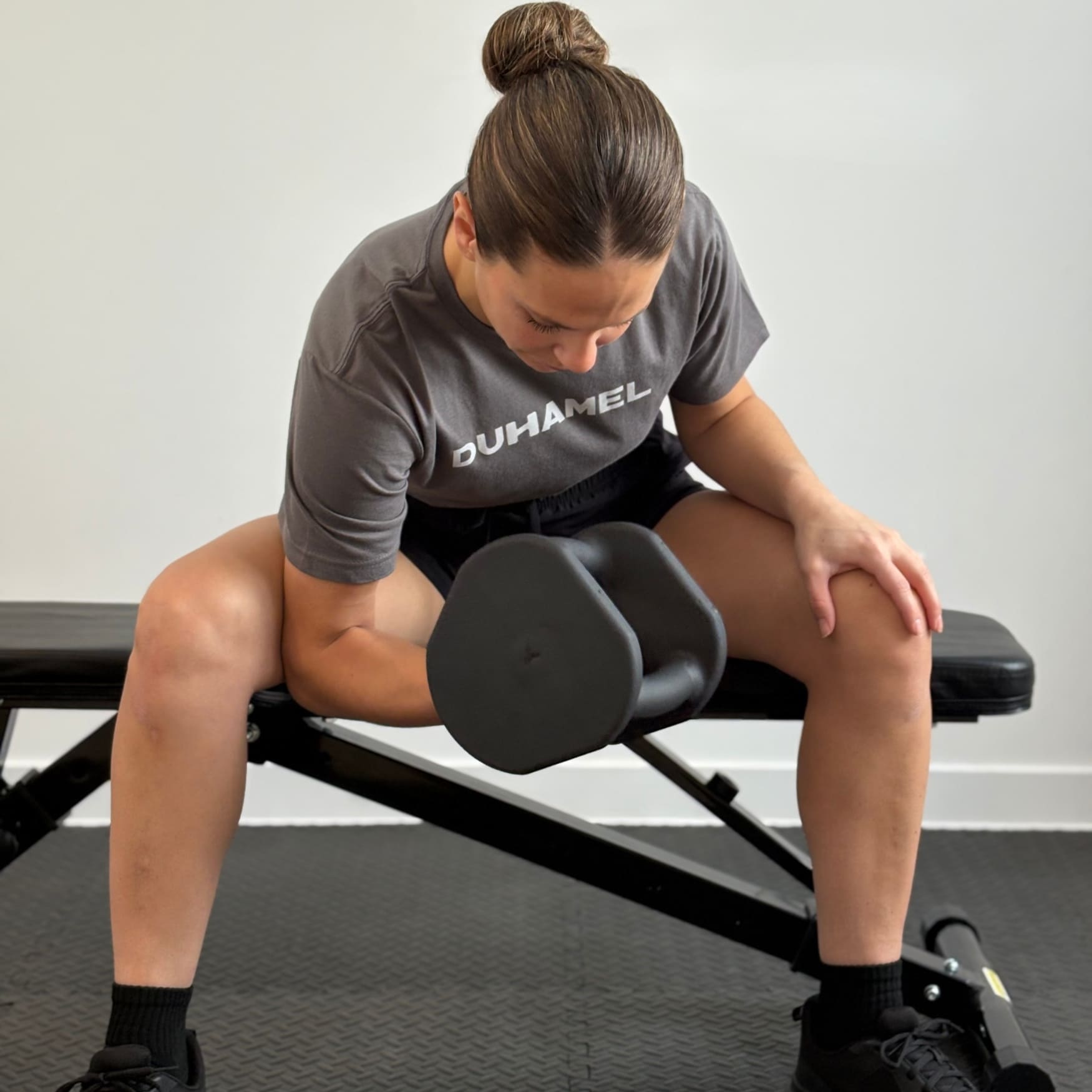 Femme faisant des Concentration Curl avec Haltères Duhamel