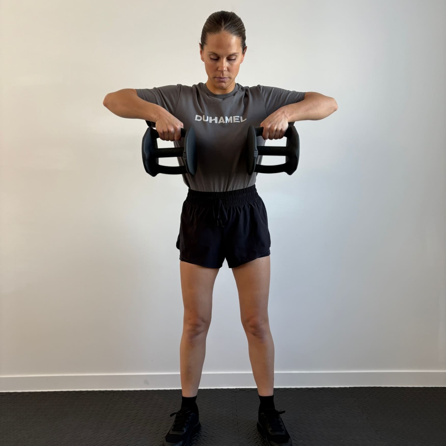 Femme faisant des Upright Row avec Haltères Duhamel