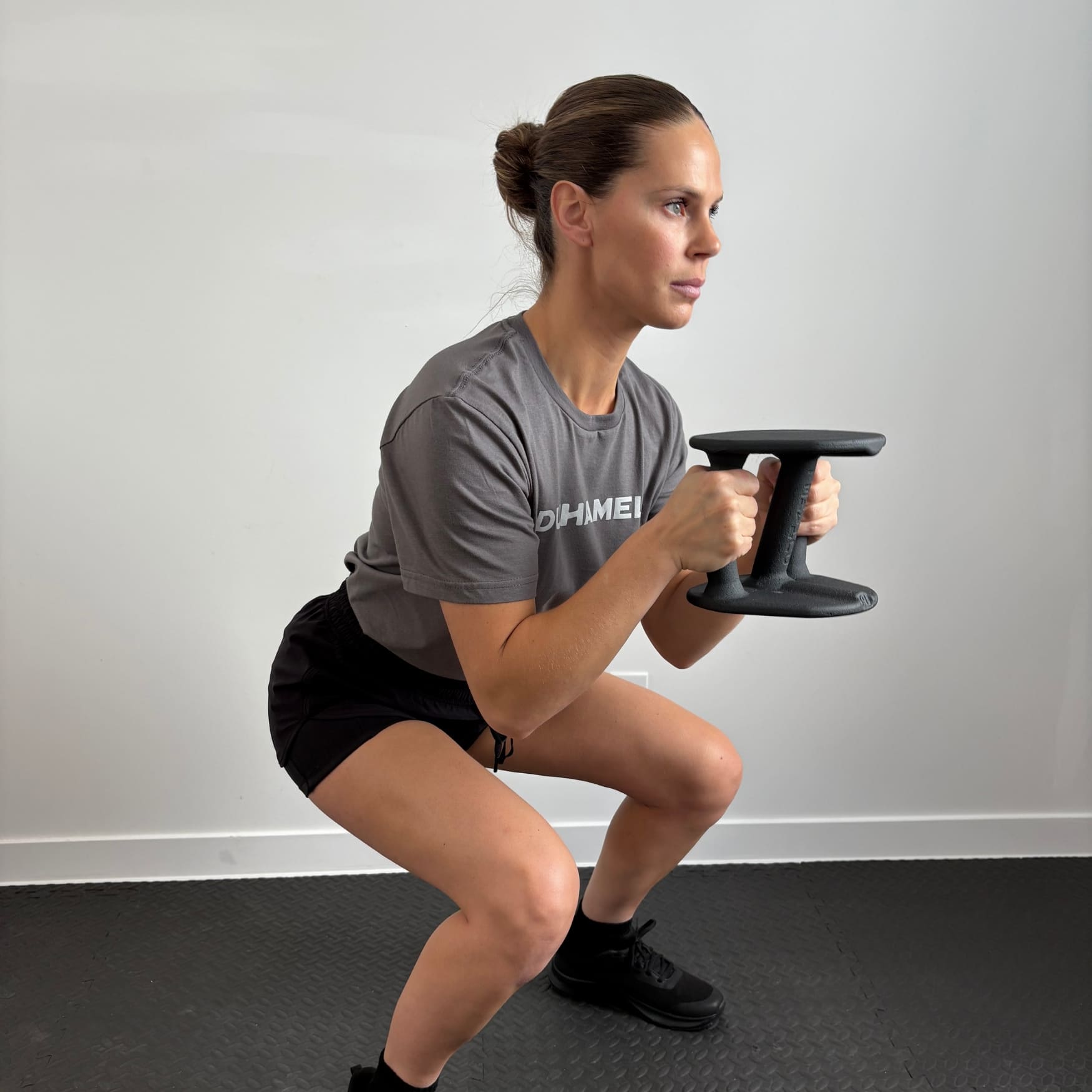 Femme faisant des Curl avec Haltères Duhamel