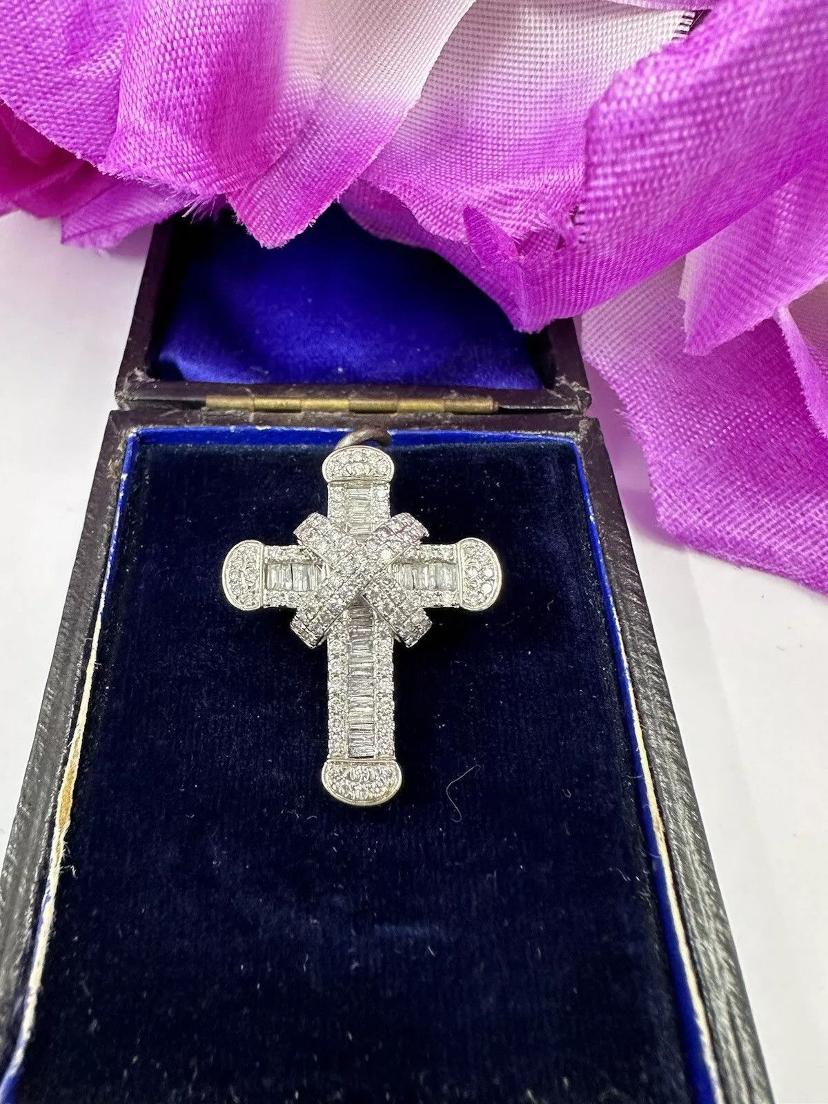 Stunning 18k White Gold 1.40ct Diamond Cross Baguette/round