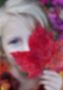 Fille avec des feuilles d'automne