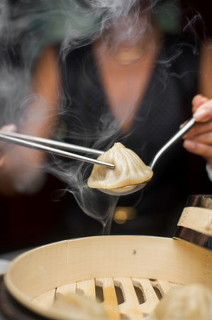 Xiao Long Bao traditionnels, préparés avec soin chez Madame Fan, restaurant gastronomique chinois à Paris.