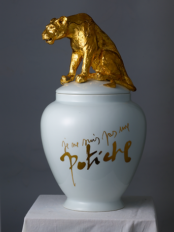 LA LIONNE d - 2021

potiche émaillée en porcelaine de Limoges, lionne en bronze recouverte de feuilles d’or Waterloo