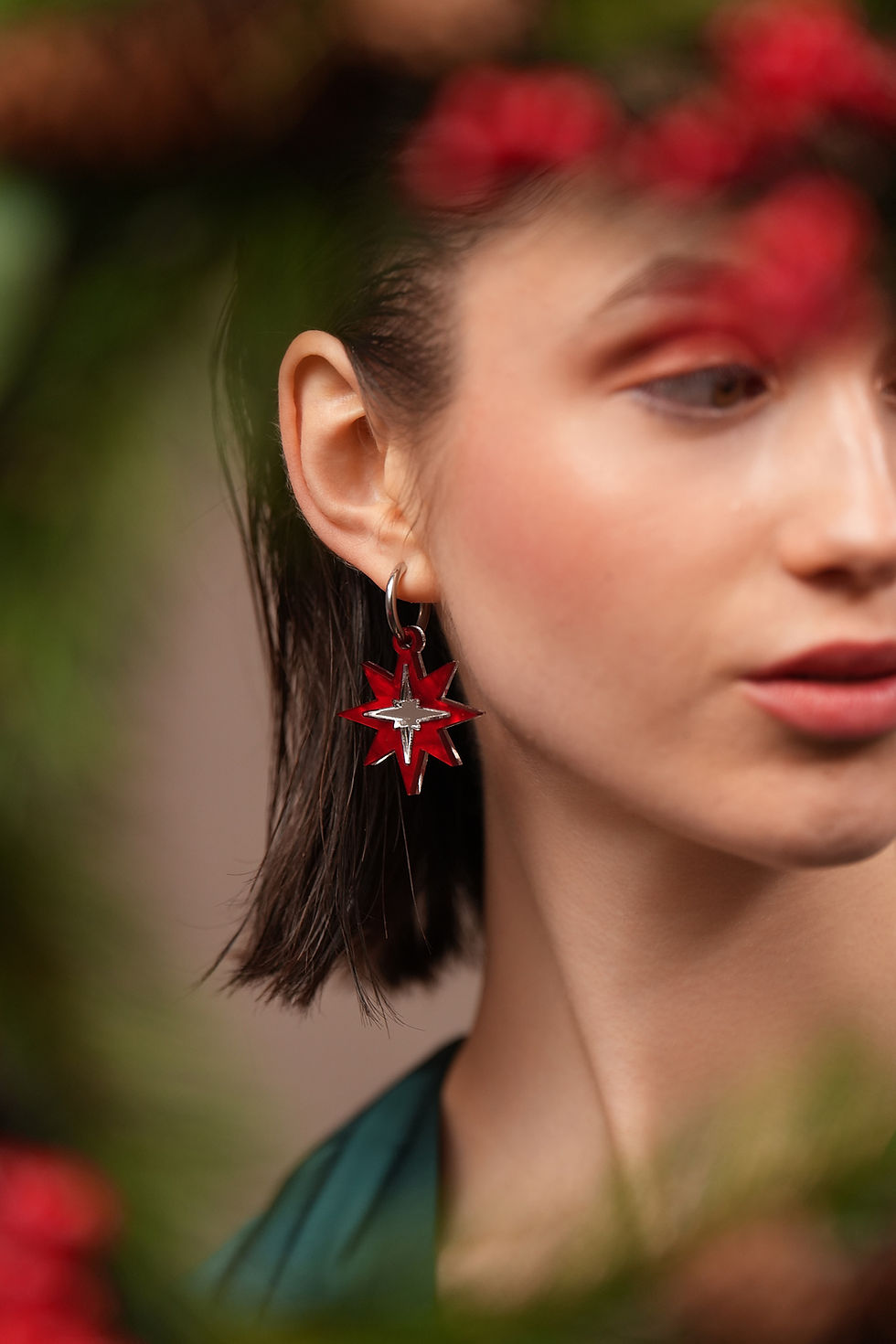 Miniatura: Mujer con Pendiente de estrella Rojo con otra estrella efecto espejo en su interior
