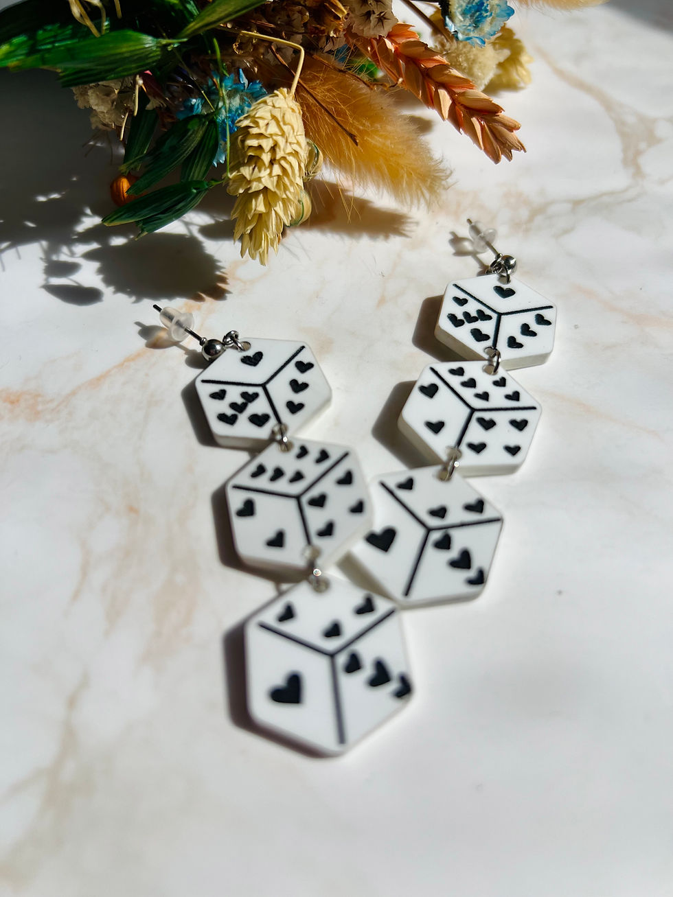 Pendientes dados con números en forma de corazón