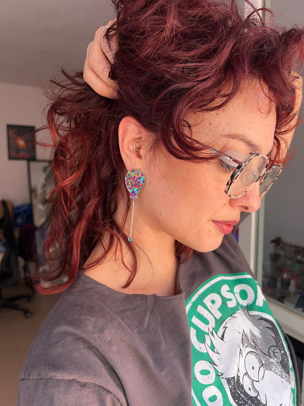 Miniatura: Mujer con Pendientes con globos de purpurina de colores azul y morado 