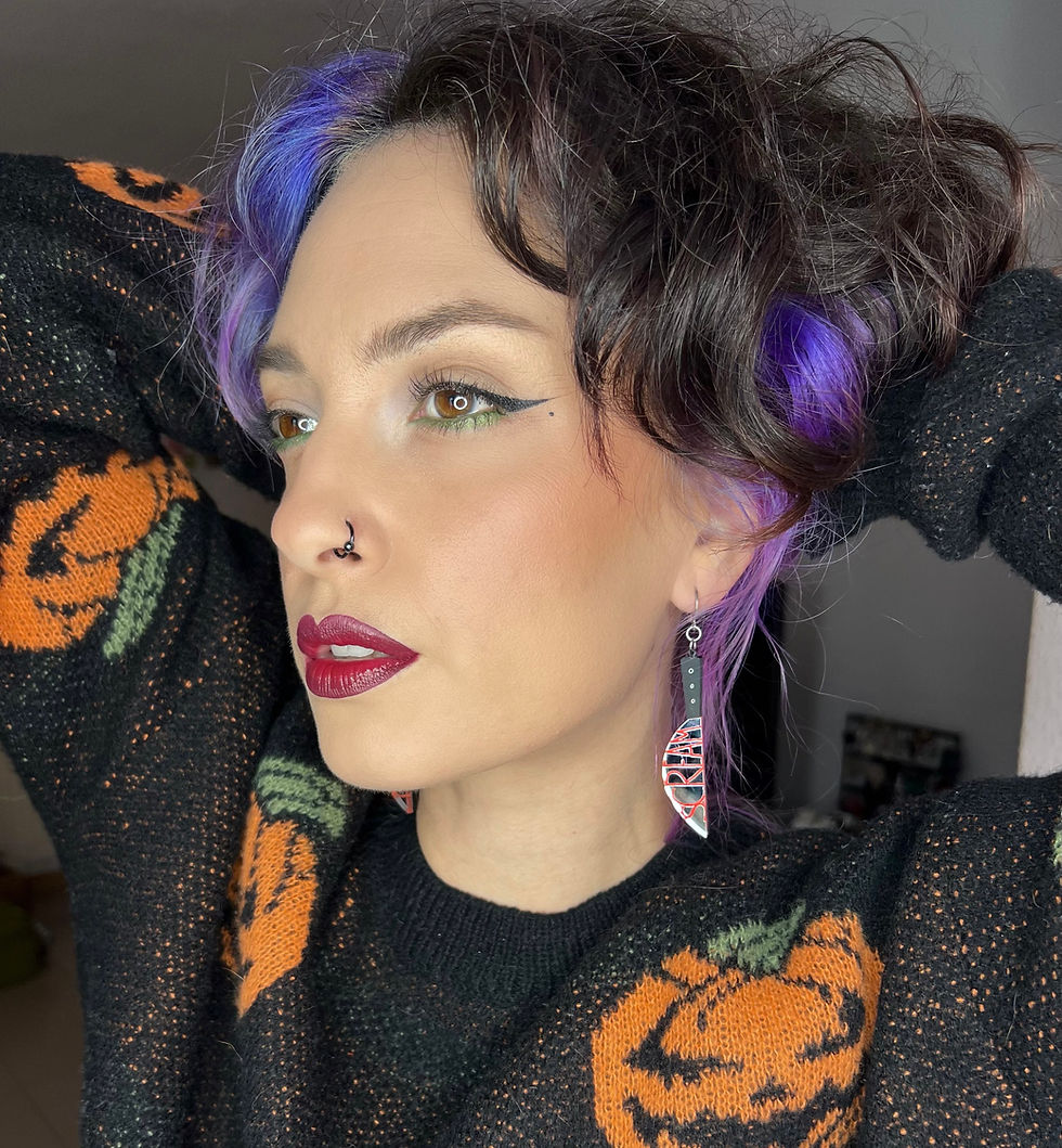 Miniatura: Mujer con pelo morado y pendiente de Scream Queen, suéter de Halloween