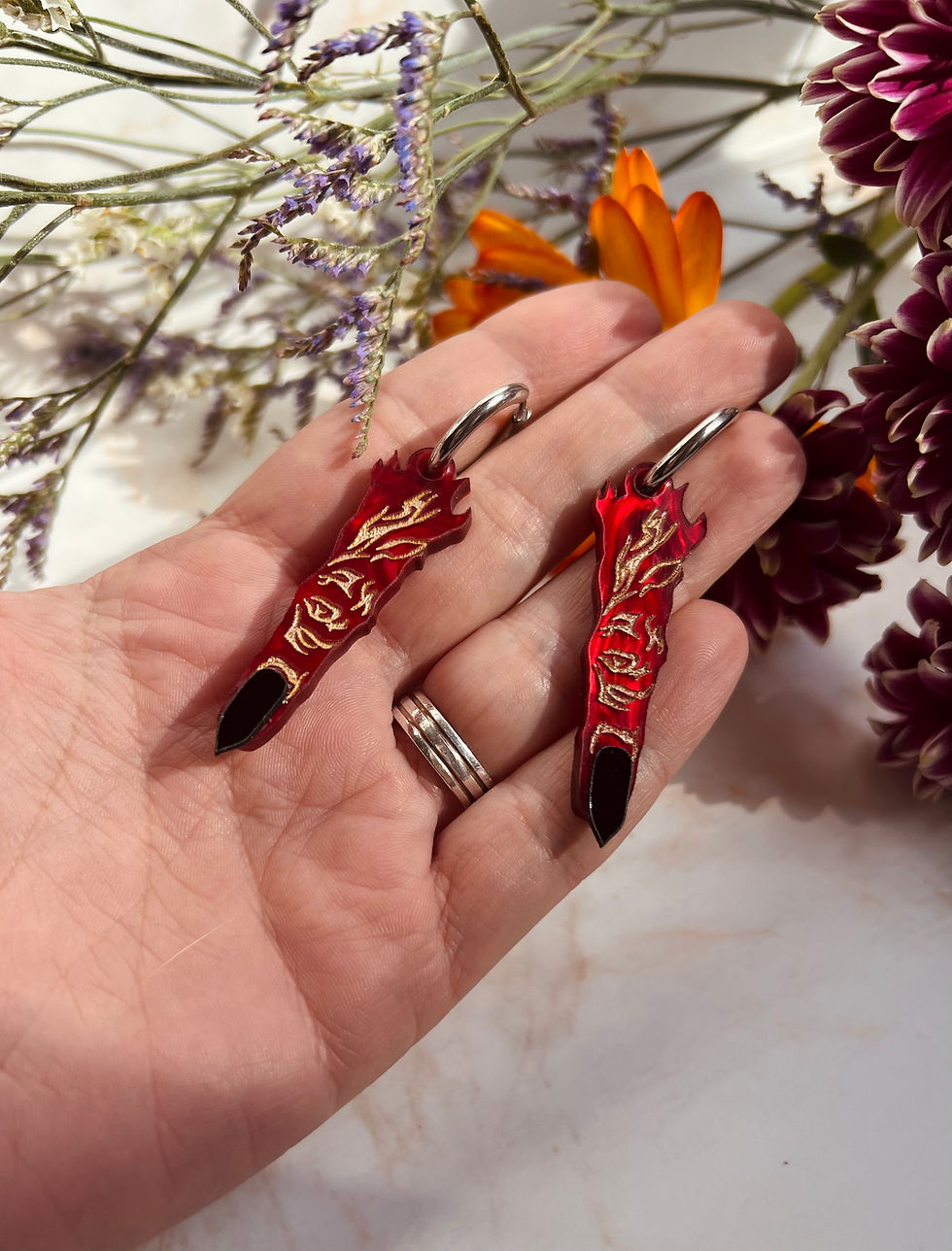 Pendientes dedos sukuna de Jujutsu Kaisen en rojo nacarado y negro brillante con arete grueso de acero inoxidable