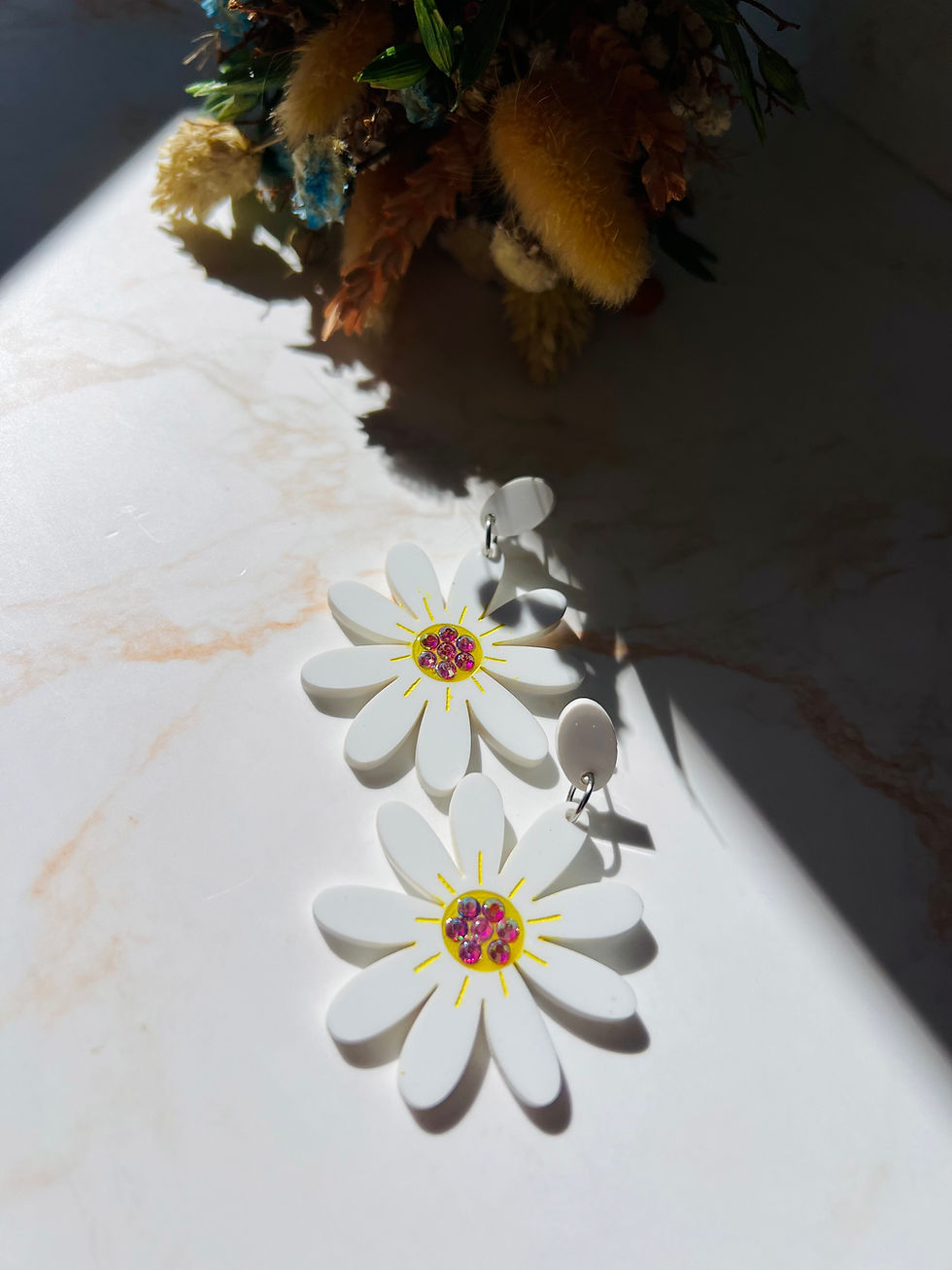 Detalle pendientes flor con centro pintado a mano y brillantes