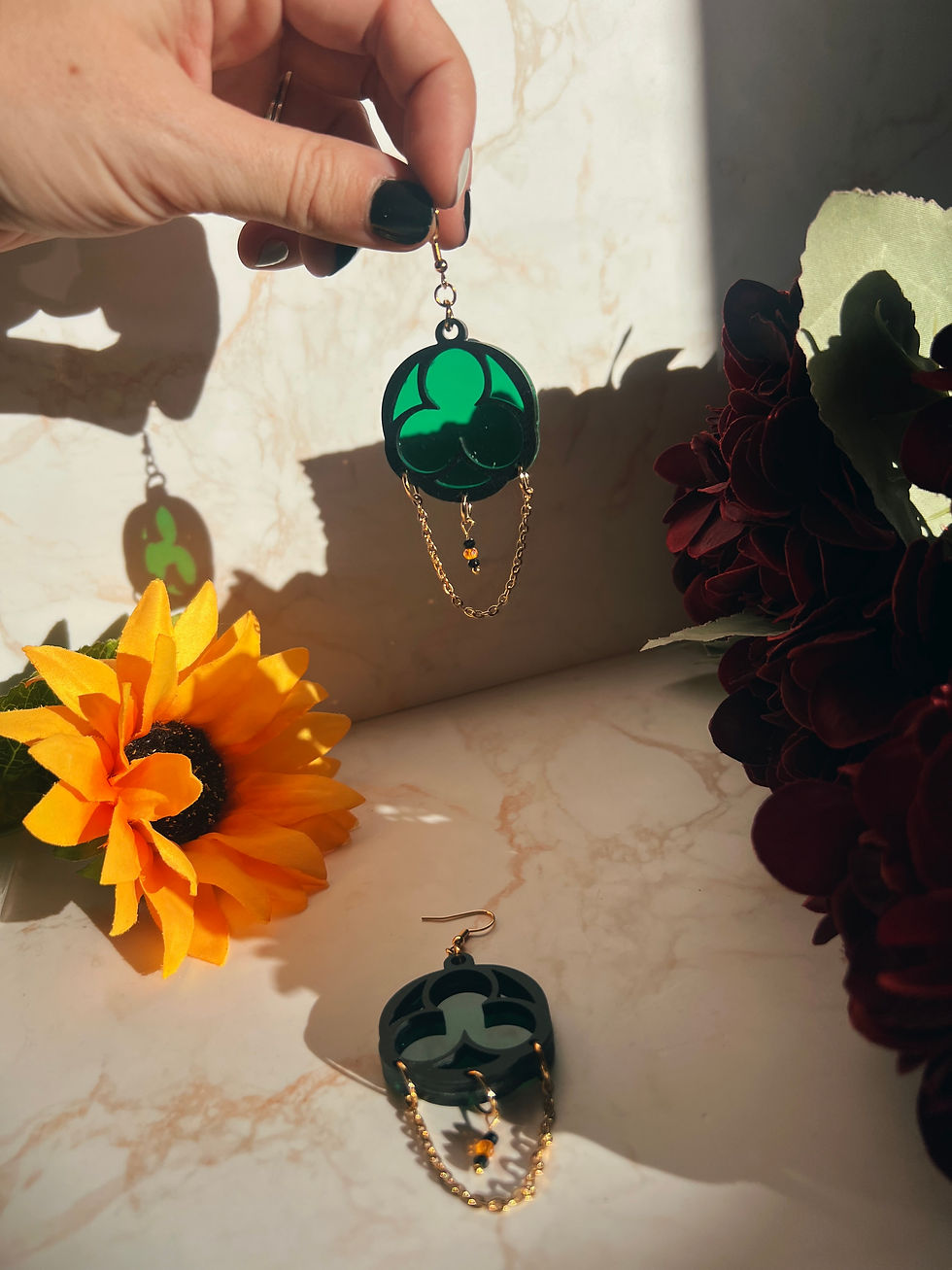 Miniatura: pendientes circulares verdes traslucidos con cadena dorada de vidrieras goticas y flores