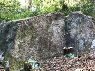 石を切出した大きな岩