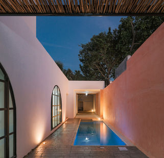 proyecto de arquitectura en merida terraza arquitectonica con arcos y piscina en merida foto en hora de atardecer