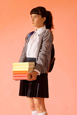 Prüfungsvorbereitung, Schülerin mit Englisch-Bücher