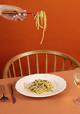 Une femme debout dans un magasin de souvenirs
