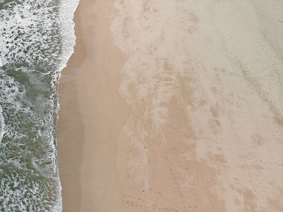 Vagues sur la plage symbolisant la respiration paisible lors d'un massage.