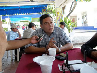 LEANDRO DE LA O
El candidato del PRI a la diputación local de Macuspana, Francisco Becerra Ocaña, r