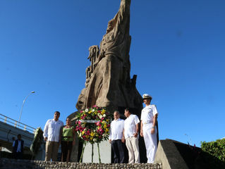 Ofrenda floral al coronel Andres Sanchez Magallanes por los tres ordenes de gobierno
