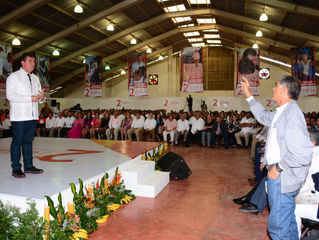 Al termino de su Informe. El Presidente Municipal de Teapa Jorge Armando Cano Gomez realizo un f