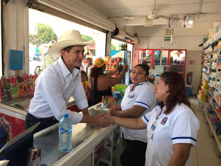 Los Candidatos Gerardo Gaudiano y Jose Sabino Herrera recorrieron el mercado Jose Mercedes Gamas , a
