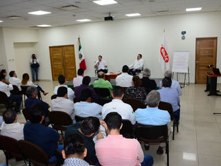 Gerardo Gaudiano Rovirosa en la cmic explicando su proyecto de gobierno y firmando compromisos con e