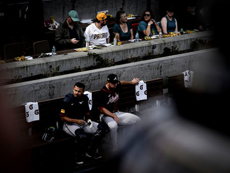 Zwei Baseball Spieler der MLB auf einer Bank
