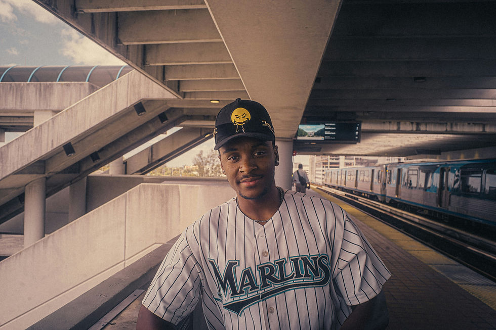 Ein Baseball Fan im Trikot der Marlins