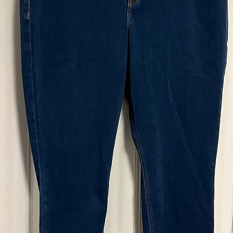 Old Navy Super Skinny • 18