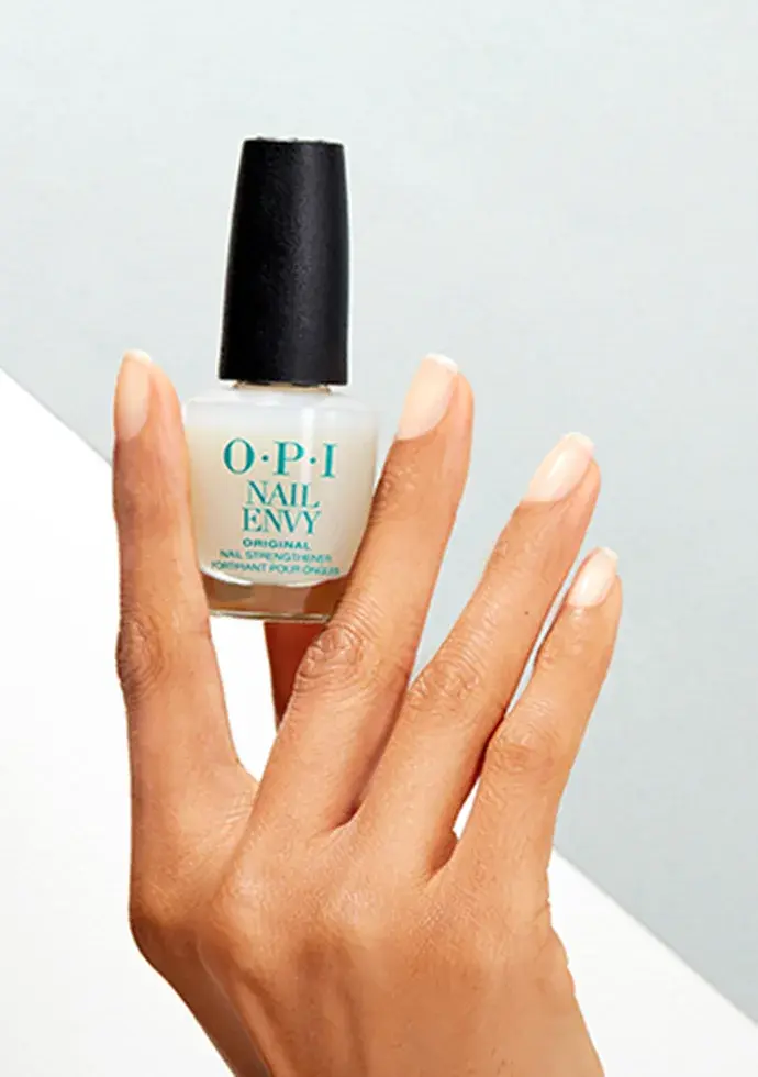 Roka tur OPI Nail Envy nagu stiprinātāju, redzami veselīgi, spīdīgi dabiski nagi