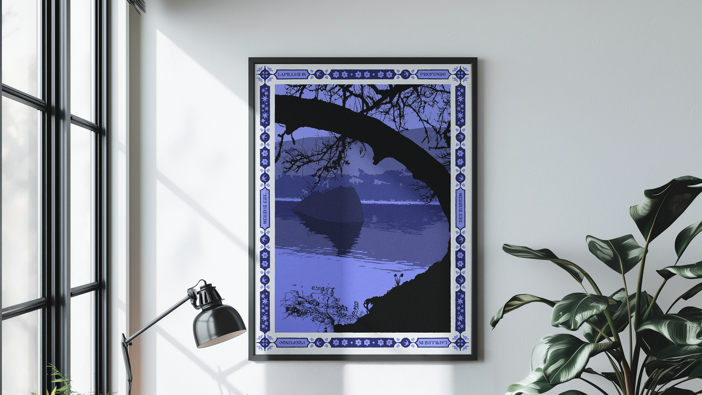 Affiche illustrée d'un lac Ecossais, épave de bateau, teintes de bleu, crépuscule, aube, Invergarry, Écosse, par Valentine Carré