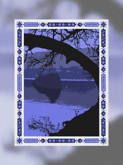 Affiche illustrée d'un lac Ecossais, épave de bateau, teintes de bleu, crépuscule, aube, Invergarry, Écosse, Design Graphique et Illustration par Valentine Carré