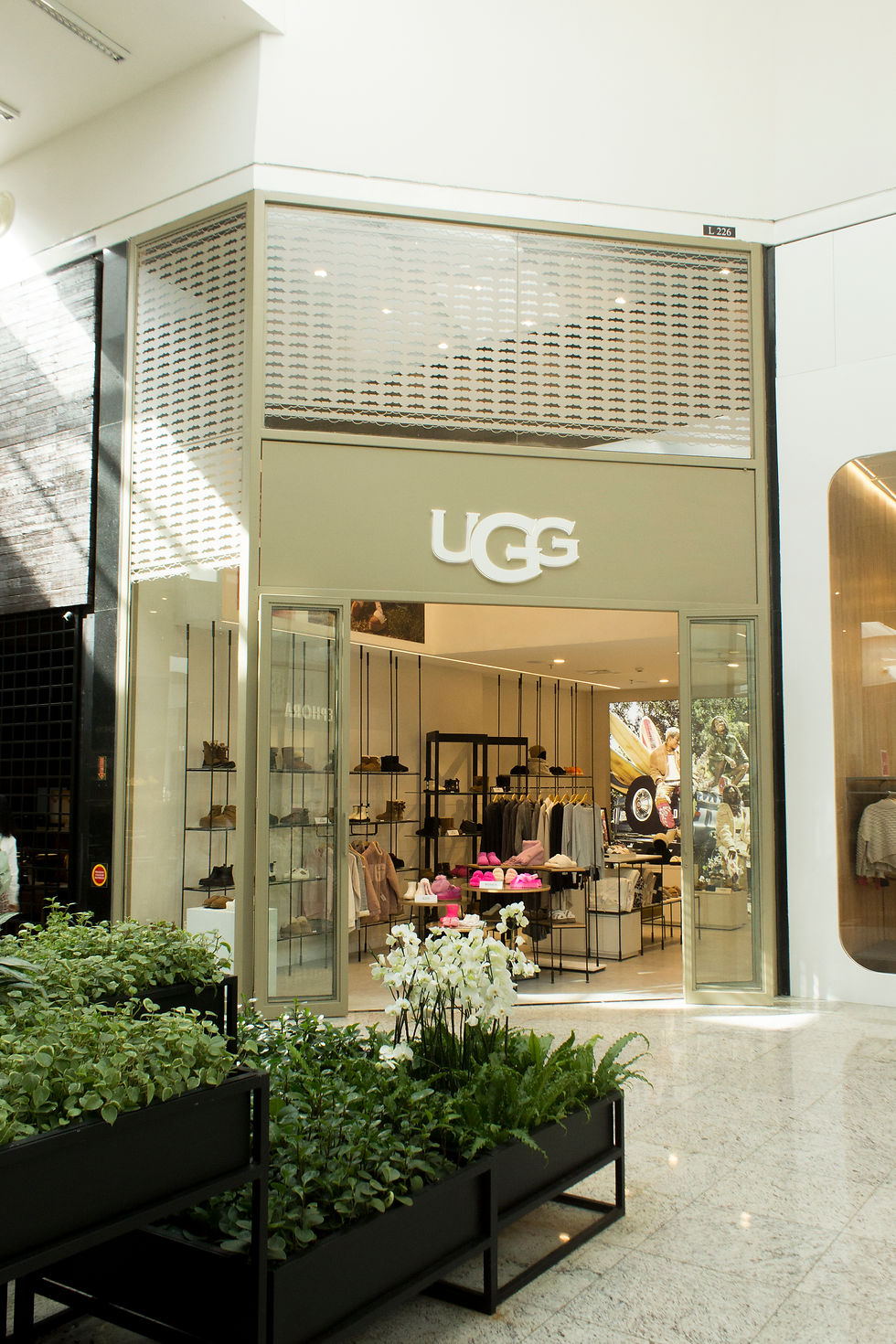 UGG 11(2)